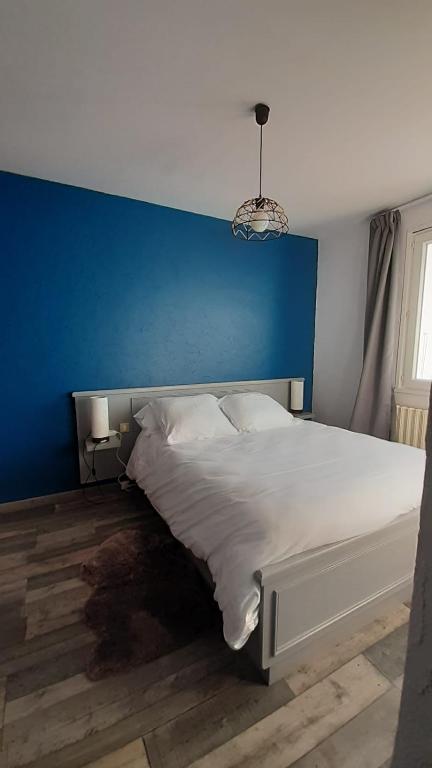 Postel nebo postele na pokoji v ubytování Logis Hôtel Restaurant Le 1050