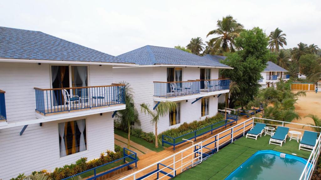 Sandbanks Beach Villas, Morjim في مورجيم: اطلالة جوية على منزل مع مسبح
