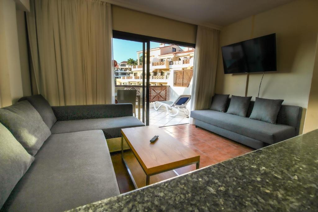 Posezení v ubytování Apartment on top floor with heated pool in Golf del Sur