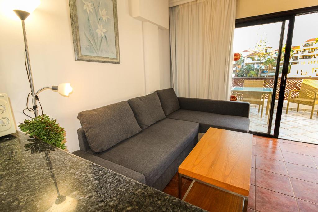 Posezení v ubytování Apartment on top floor with heated pool in Golf del Sur