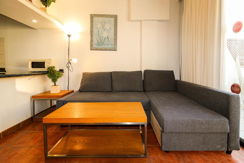 Posezení v ubytování Apartment on top floor with heated pool in Golf del Sur