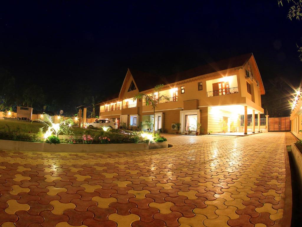 um edifício com estrelas no chão à sua frente em The Reserve Gorumara em Lataguri