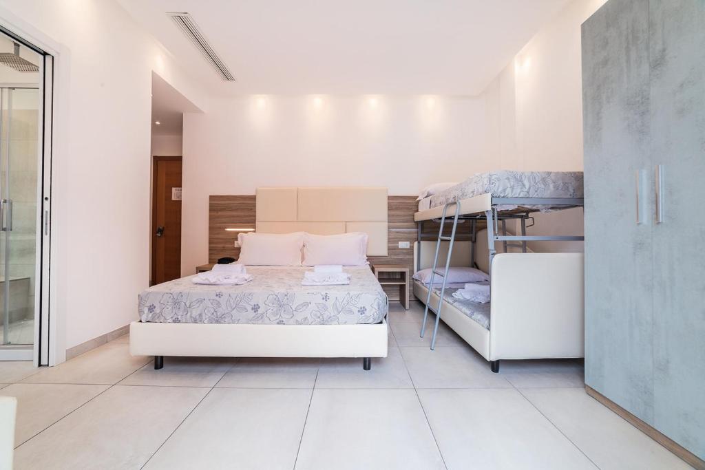 Postel nebo postele na pokoji v ubytování Hotel Ambasciatori