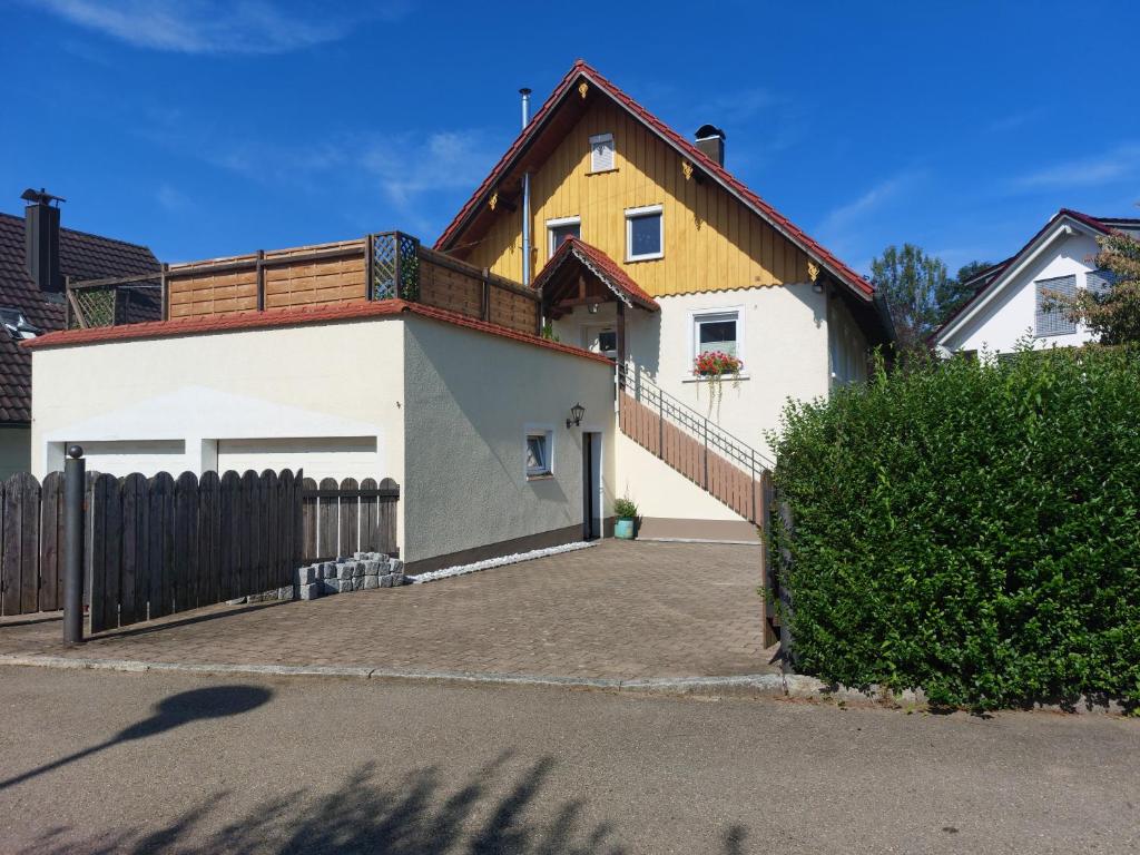 una casa con valla y entrada en Ferienwohnung am Argental, en Wangen im Allgäu