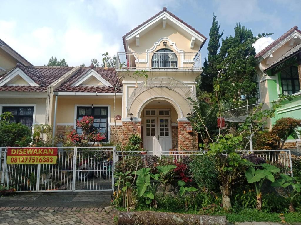 Villa kota bunga cipanas 3 kamar baru renovasi full wifi