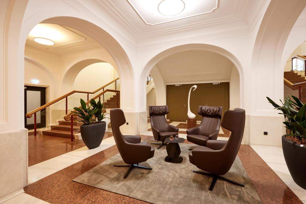 einen Salon mit 2 Stühlen und einem Tisch in der Unterkunft Kasino Hotel in Leverkusen