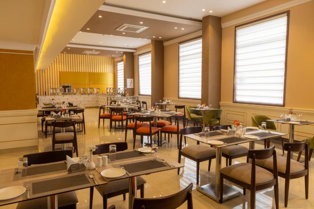 Restaurace v ubytování Starlit Suites Tirupati