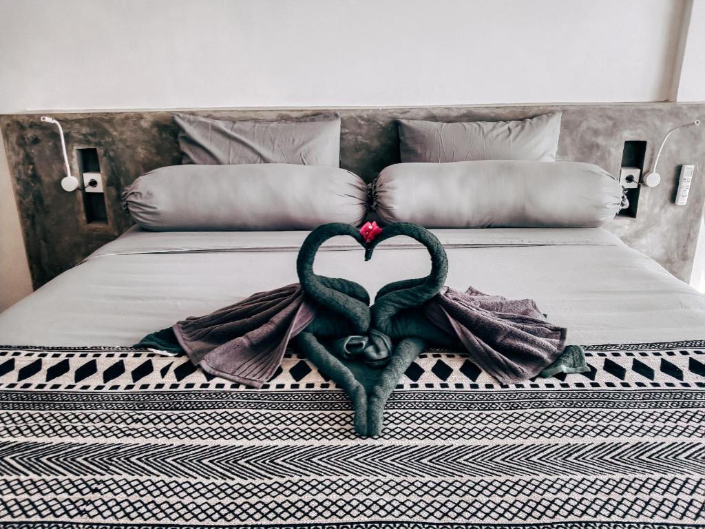 Una cama con un corazón hecho de toallas en Sanctum Hotel and Dive- Nusa Penida, en Nusa Penida