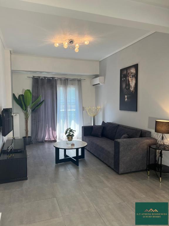 salon z kanapą i stołem w obiekcie Thiseio Residence 58 w Atenach