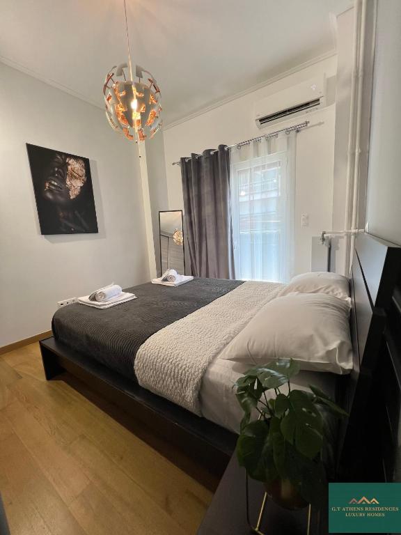 sypialnia z łóżkiem i oknem w obiekcie Thiseio Residence 58 w Atenach