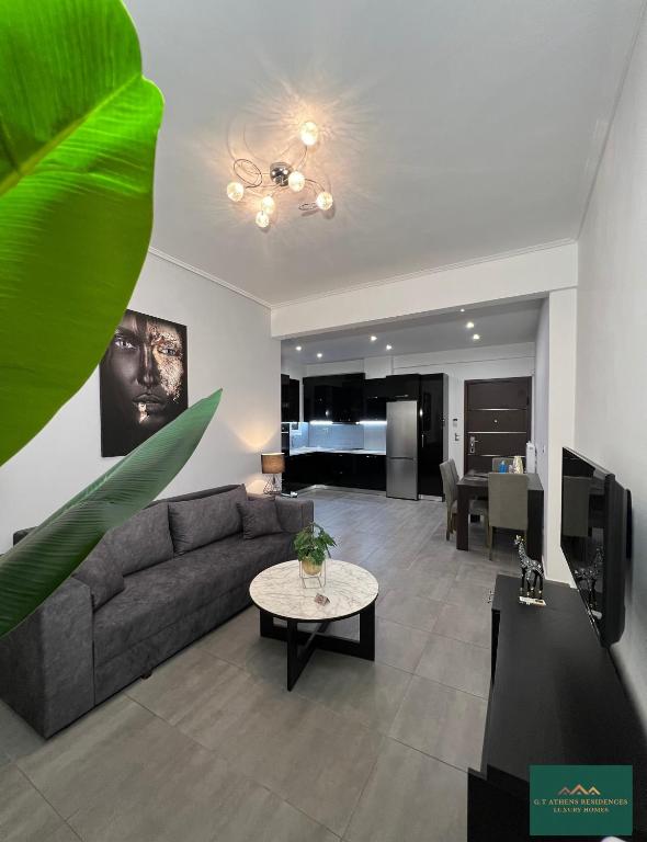salon z kanapą i stołem w obiekcie Thiseio Residence 58 w Atenach