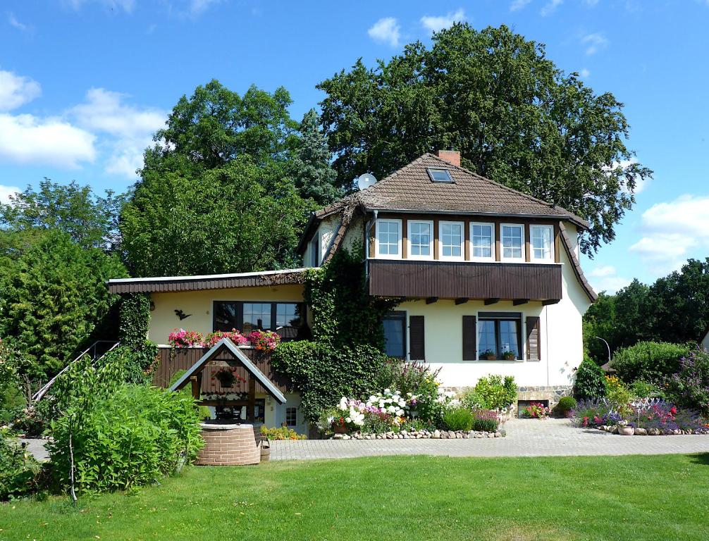 a house with ivy on the side of it at Pension Wiesenhof B&B in Templin