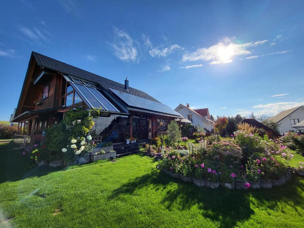 Κήπος έξω από το Blockhaus im Süden Deutschlands