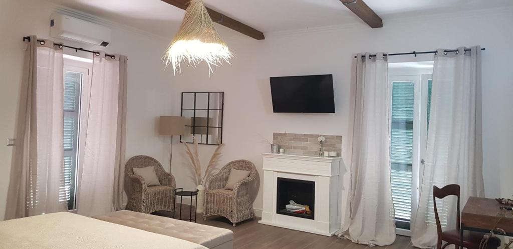 Telewizja i/lub zestaw kina domowego w obiekcie Casa Rosamari - su Lago di Posta Fibreno, Appartamento con camino