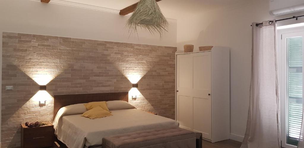 sypialnia z łóżkiem i ceglaną ścianą w obiekcie Casa Rosamari - su Lago di Posta Fibreno, Appartamento con camino w mieście Posta Fibreno