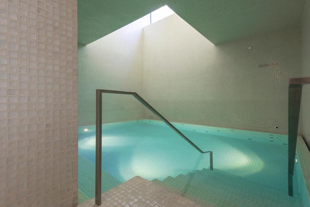 Bazén v ubytování Hotel Waldhaus Sils nebo v jeho okolí