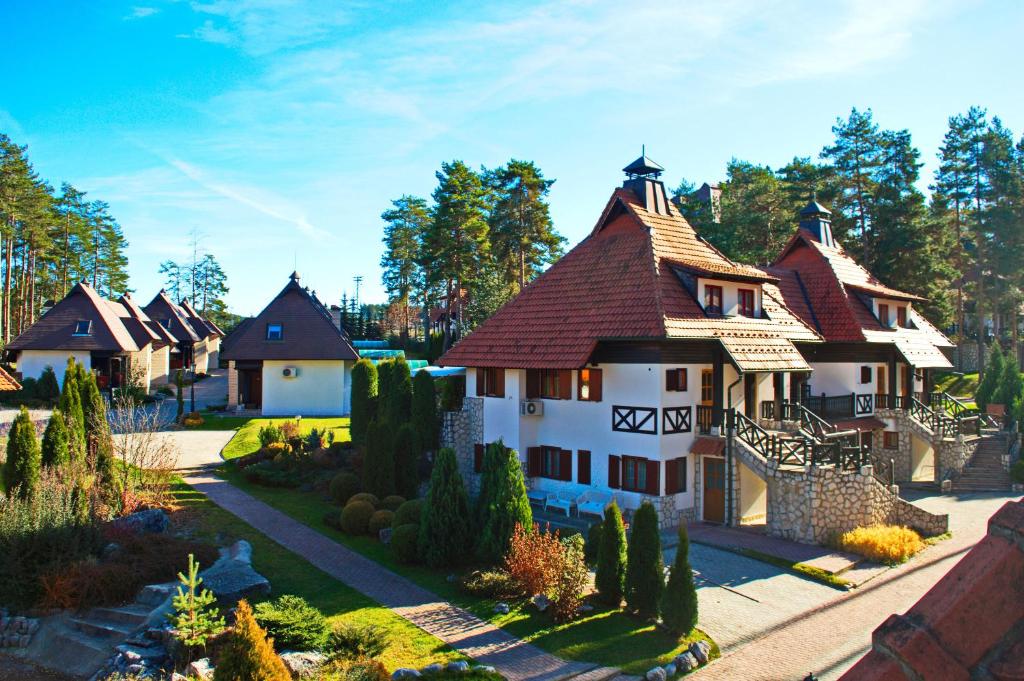 un modelo de casa con techo en Kraljevi Konaci - Najam kuća na Zlatiboru, en Zlatibor