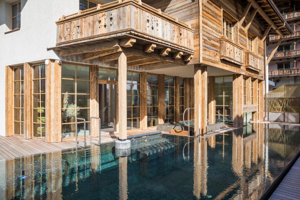Bazén v ubytování Raffl's Tyrol Hotel nebo v jeho okolí