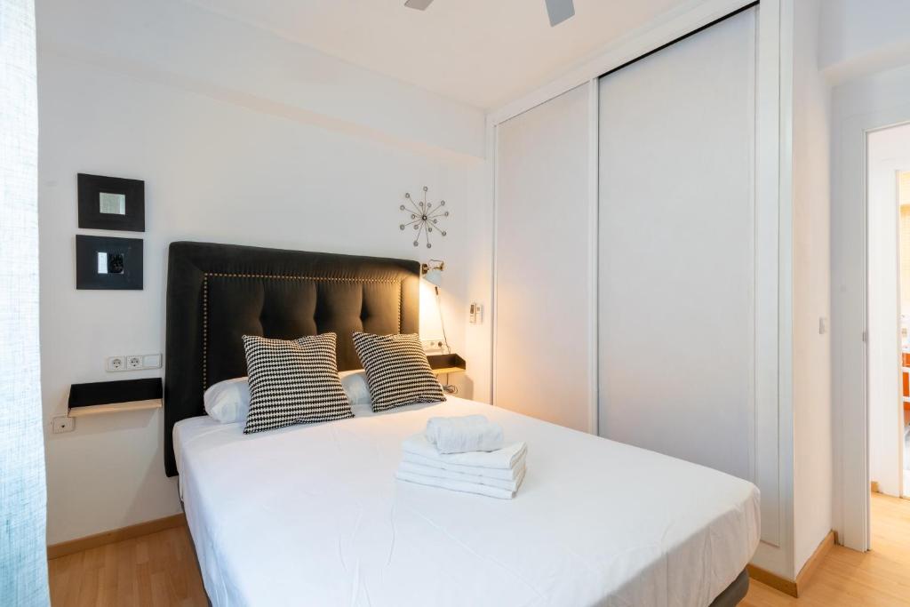 A bed or beds in a room at Bonito Callejón en la Judería by TheGoodTourist