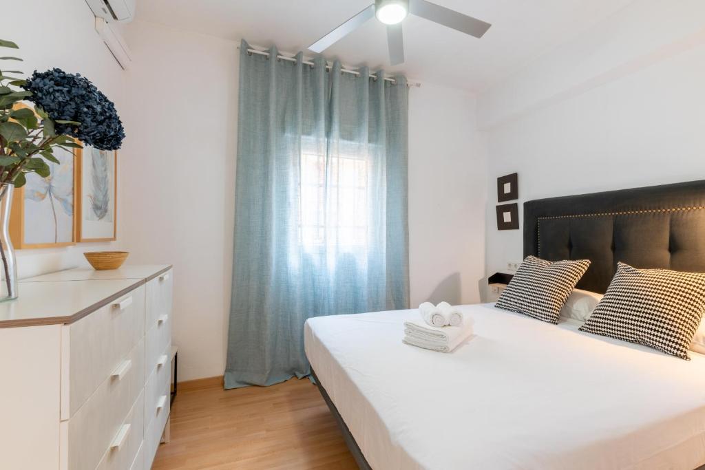A bed or beds in a room at Bonito Callejón en la Judería by TheGoodTourist