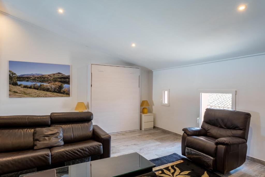A seating area at Penthouse Duplex 4 PAX by costablancarent