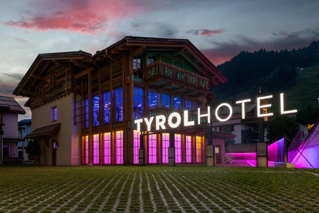 Nespecifikovaný výhled na hory nebo výhled na hory při pohledu z hotelu