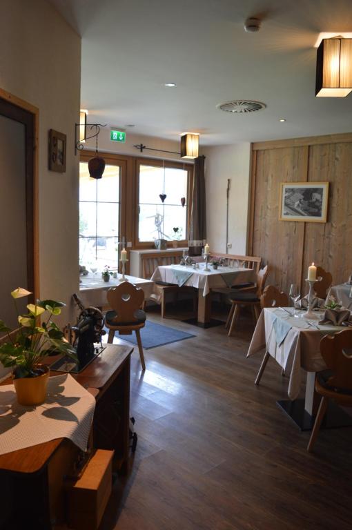 Reštaurácia alebo iné gastronomické zariadenie v ubytovaní Hotel zum Urviech -Erwachsenenhotel-