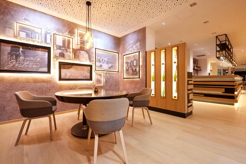Ein Sitzbereich in der Unterkunft Kasino Hotel