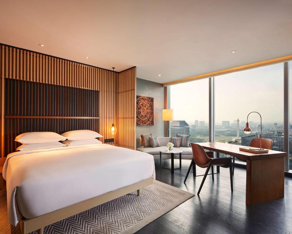 Postel nebo postele na pokoji v ubytování Park Hyatt Jakarta