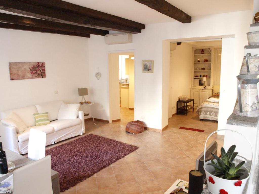 een woonkamer met een witte bank en een slaapkamer bij Il Salotto di via Giulia in Rome