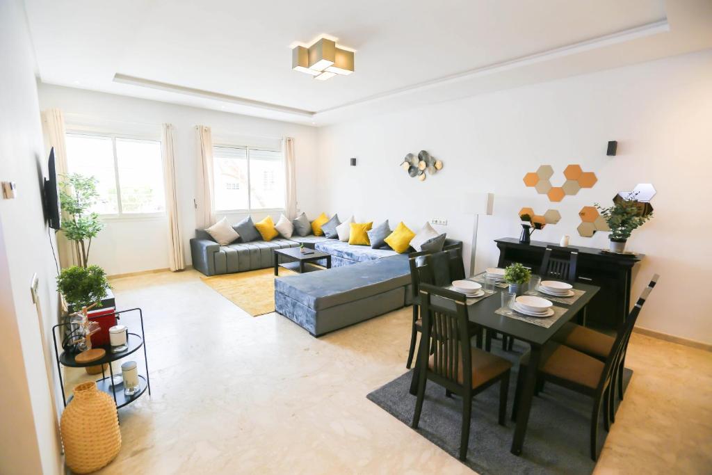 sala de estar con sofá y mesa en YourPlace - 2BR - Prestigia - Hay Riad, en Rabat