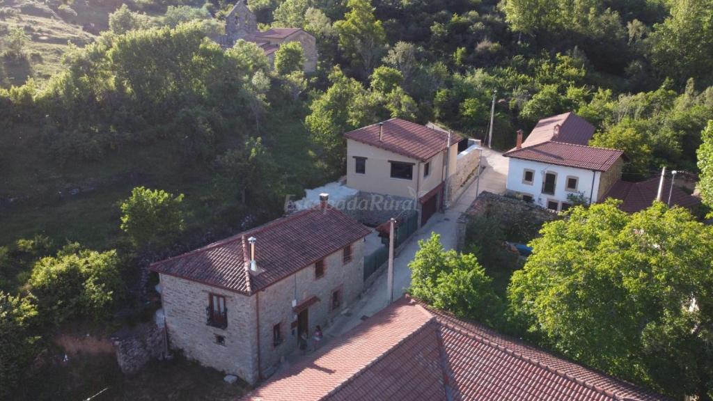 - une vue aérienne sur une vieille maison arborée dans l'établissement Genciana, Casa Rural con encanto en La Montaña Leonesa, 