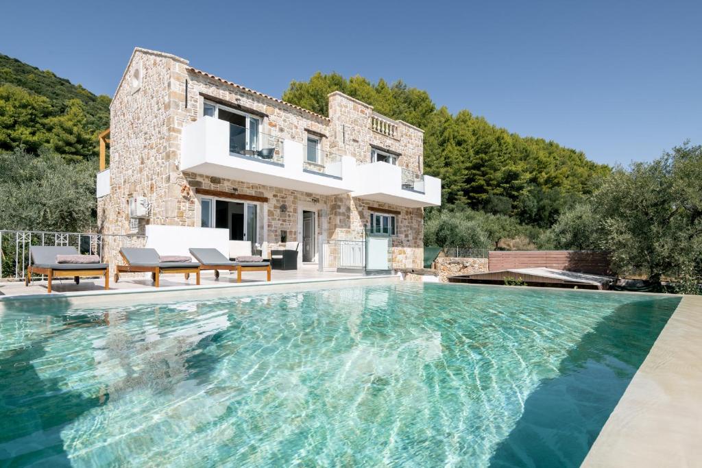 Bazén v ubytování Villa di Pietra nebo v jeho okolí