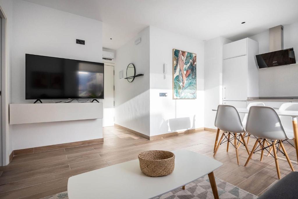 Televízia a/alebo spoločenská miestnosť v ubytovaní Nervión Suites 2 - Vacacional Sevilla