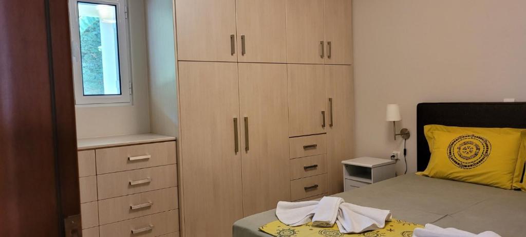 Postel nebo postele na pokoji v ubytování cozy apartment nafpaktos