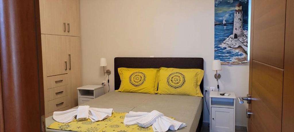 Postel nebo postele na pokoji v ubytování cozy apartment nafpaktos