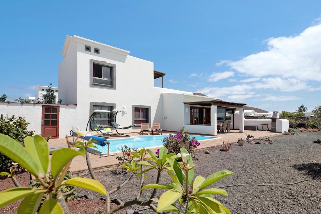 willa z basenem przed domem w obiekcie Villa Montaña Roja w mieście Playa Blanca