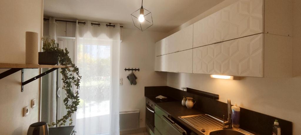 Fotografia z galérie ubytovania Appartement cœur de ville parking gratuit WIFI v destinácii Angers
