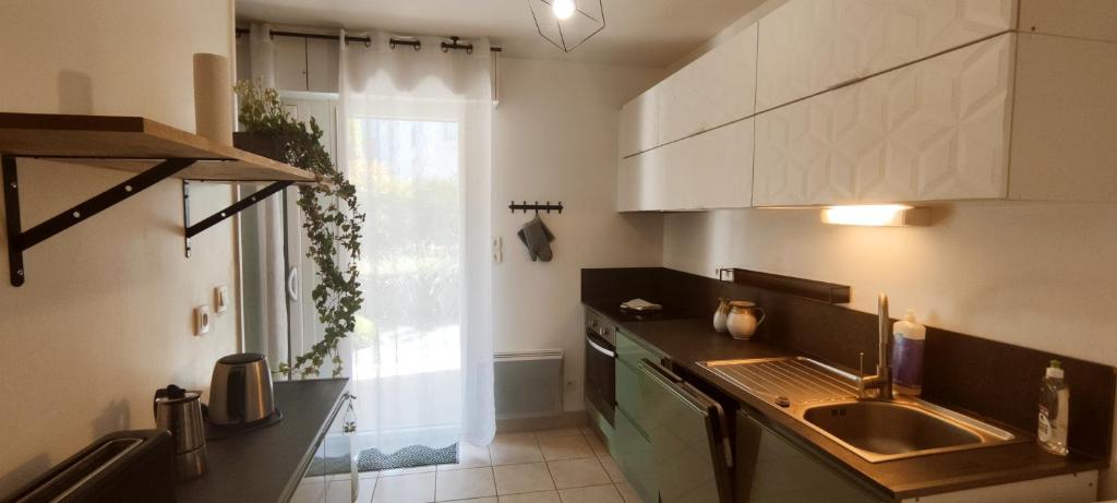 Fotografia z galérie ubytovania Appartement cœur de ville parking gratuit WIFI v destinácii Angers