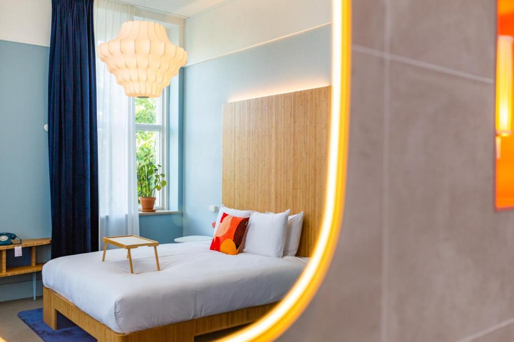 - une chambre avec un lit et un miroir dans l'établissement Hotel Vie Via - Just a room, à Leeuwarden