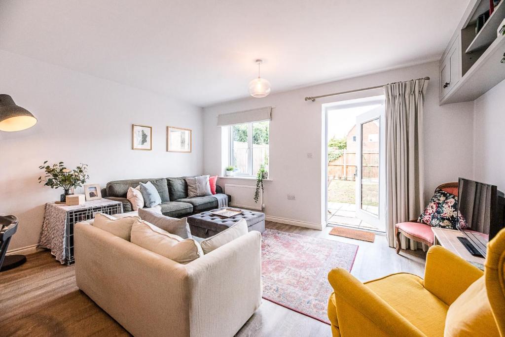 a living room with a couch and chairs at Martlet Cottage Aldeburgh Air Manage Suffolk in Aldeburgh