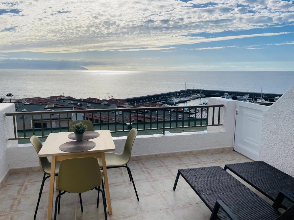 a balcony with a table and chairs and the ocean at Ocean view apartment in Santiago del Teide