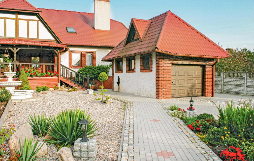 una casa con techo naranja y entrada en Amazing Home In Boreczno With 5 Bedrooms, en Boreczno