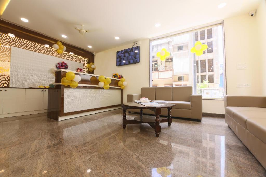 Hotel Sigma Suites في بانغالور: غرفة معيشة مع أريكة وطاولة