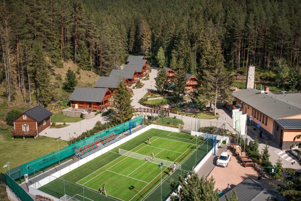 una vista aérea de una pista de tenis frente a un lodge en Lopušná dolina Resort, en Vysoké Tatry