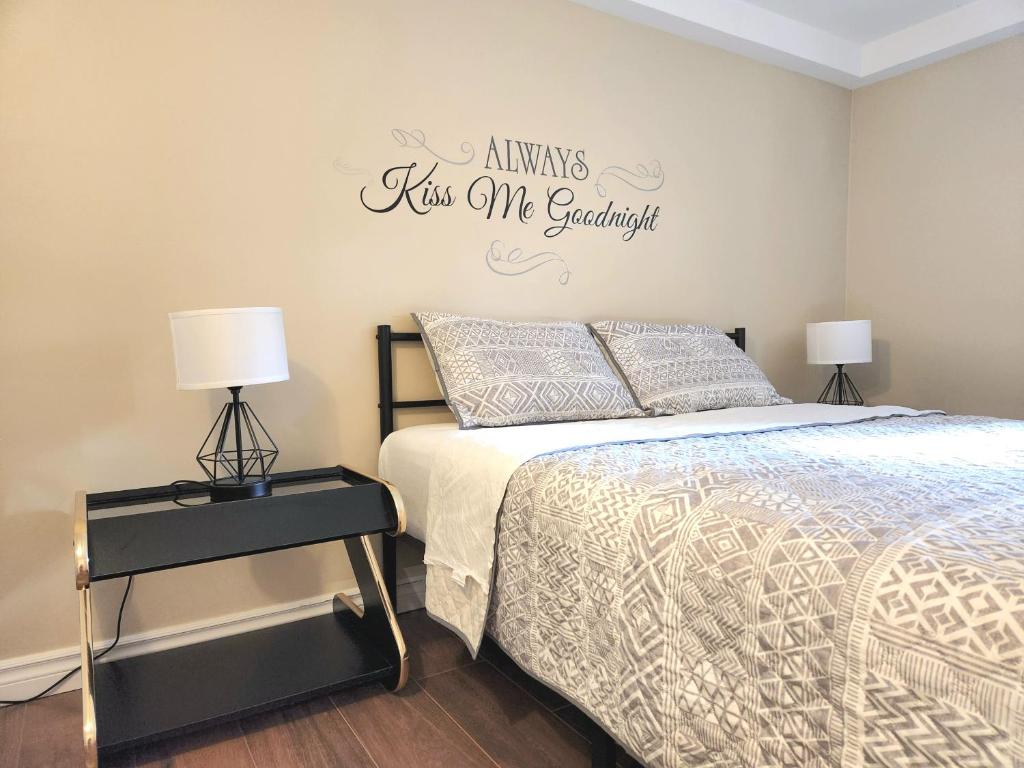 um quarto com uma cama e uma placa na parede em Cozy spacious Apt In Laval, Greater Montreal em Laval