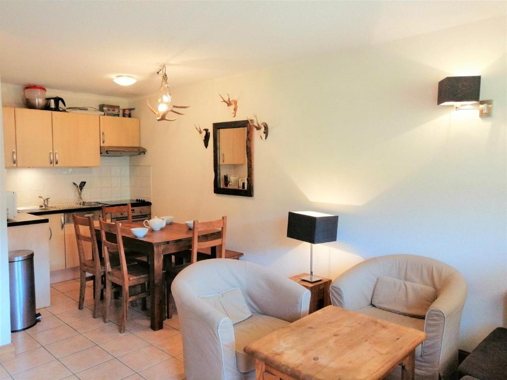 uma cozinha e sala de jantar com mesa e cadeiras em Appartement Morillon 1100, 2 pièces, 6 personnes - FR-1-412-38 em Morillon