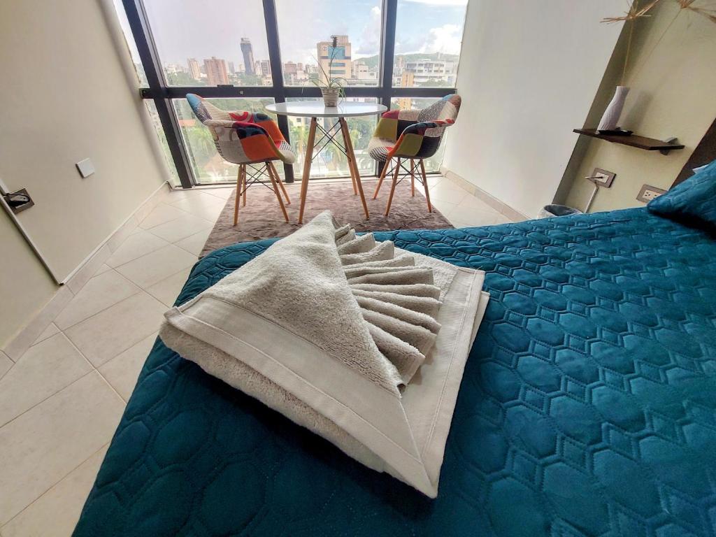 een slaapkamer met een bed en een tafel met stoelen bij Executive suite in gastronomic district in Valencia