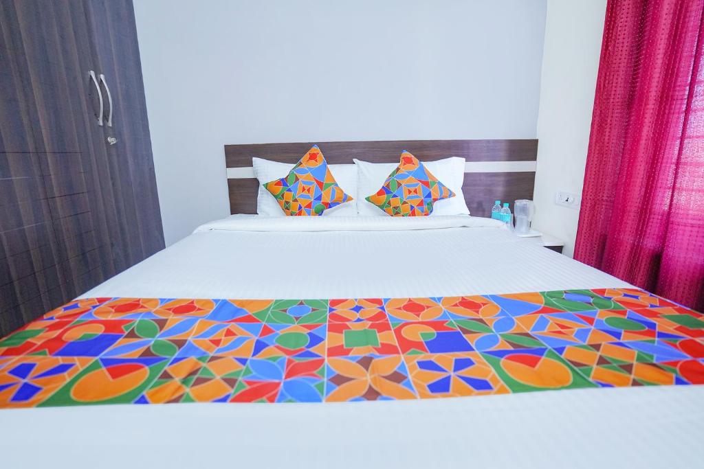Postel nebo postele na pokoji v ubytování FabExpress Town Space Apartment - Nr Saravana Stores, Porur