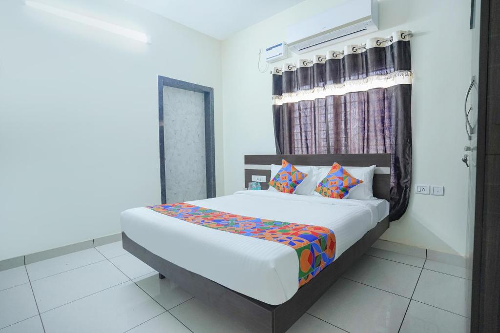 Postel nebo postele na pokoji v ubytování FabExpress Town Space Apartment - Nr Saravana Stores, Porur
